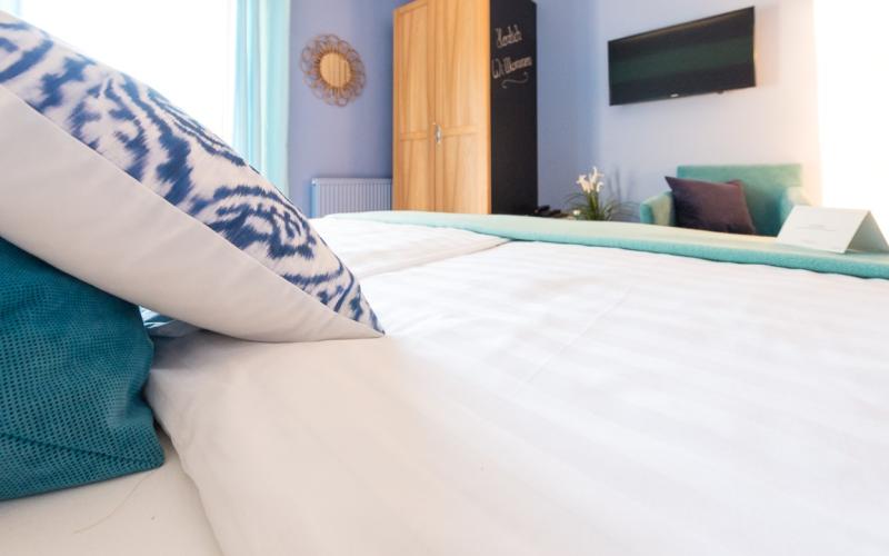 Detailansicht eines Bettes im Doppelzimmer im Das Eisenberg - Ihr Resort am Dreiländereck