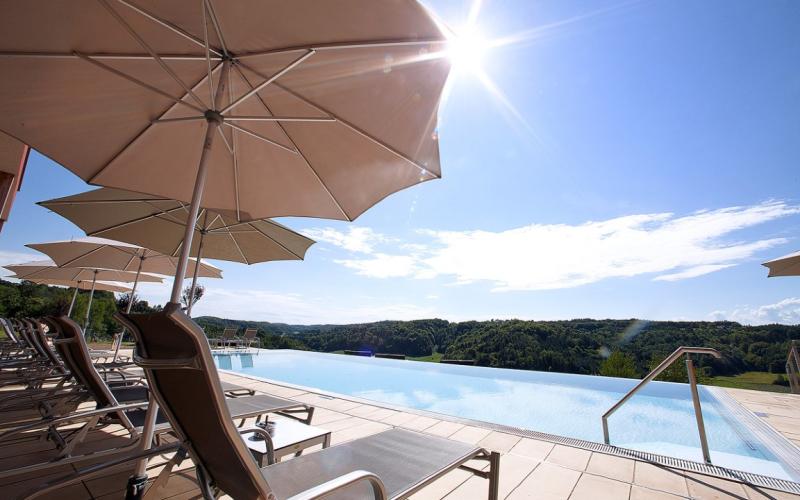 Aussenpool mit Liegen im Das Eisenberg - Ihr Resort am Dreiländereck
