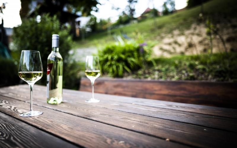 Heurigentisch mit Weingläsern Hotel Hold - Gastwirtschaft
