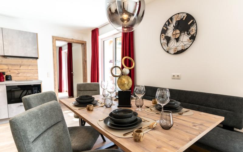 Wohn- und Essbereich in einem Apartment im Hotel Wenger Alpenhof