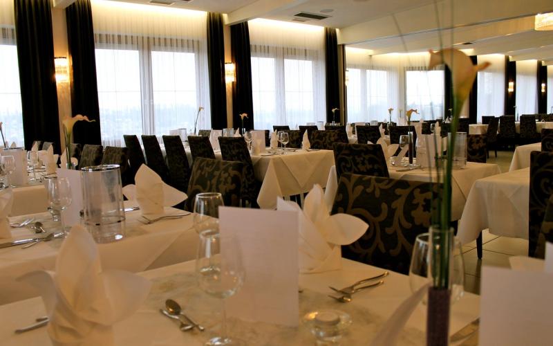 Restaurant mit gedeckten Tischen im Hotel und Restaurant Christkindlwirt