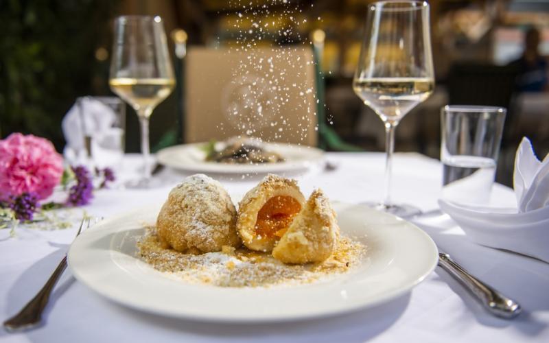 Ein gedeckter Tisch im Restaurant des Hotels Kirchenwirt