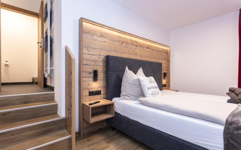 Zimmeransicht in einem Doppelzimmer des Alpenhof Aparthotel Werfenweng