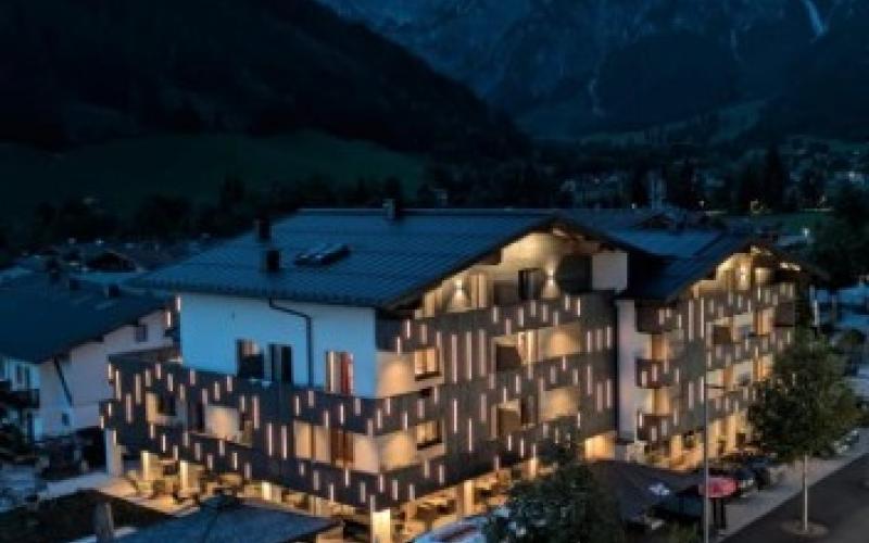 Aussenansicht bei Nacht des Alpenhof Aparthotel Werfenweng