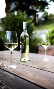 Heurigentisch mit Weingläsern Hotel Hold - Gastwirtschaft
